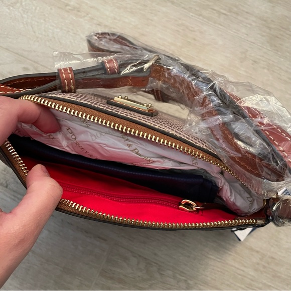❌SOLD❌ Dooney & Bourke Lizard Embossed Suki Crossbody Taupe - Picture 6 of 6